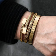 Trio de bracelets en acier inoxydable or, styles chaîne torsadée, maillons larges, et bracelet gravé chiffres romains.