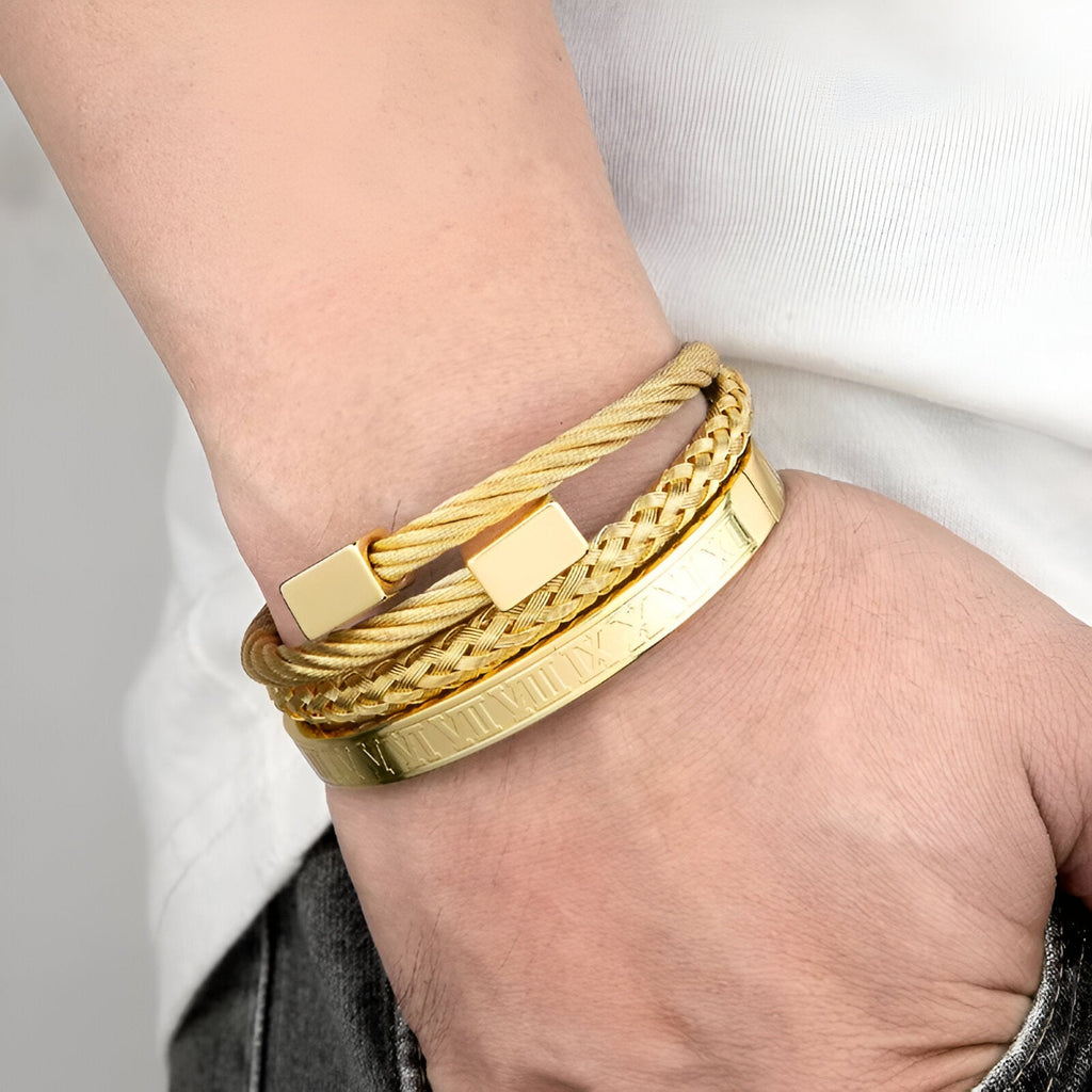 Trio de bracelets hommes en acier inoxydable or, avec textures torsadées et maillons lisses.