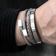Trio de bracelets homme en acier inoxydable argenté, tressé, câble torsadé et bande gravée chiffres romains.