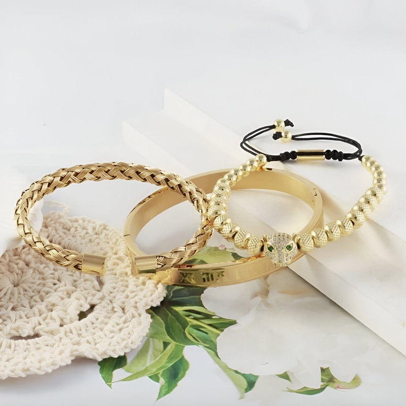 Trio de bracelets homme en acier inoxydable or avec détails têtes de léopard et tressage élégant.