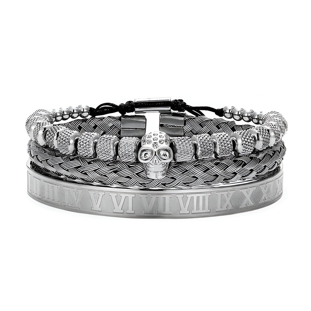 Trio de bracelets en acier inoxydable argenté avec têtes de mort et détails gravés, style masculin.