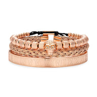 Trio de bracelets en acier inoxydable or rosé avec tête de mort centrale, tressé et gravé chiffres romains.