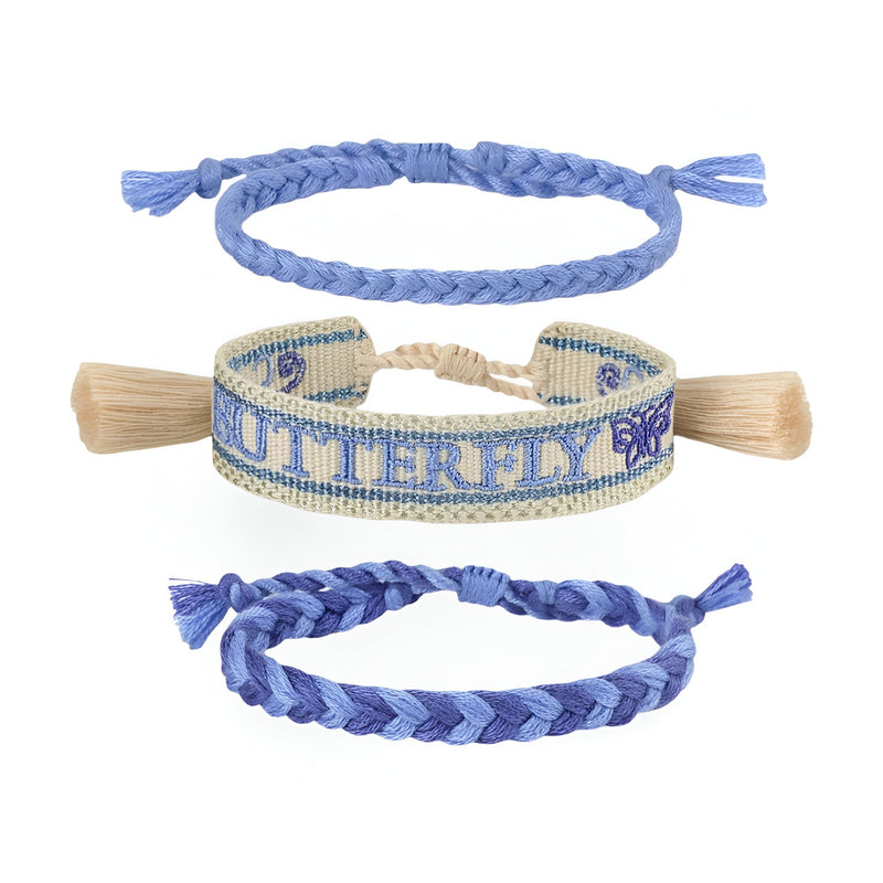 Trio de bracelets en coton tissé, deux bleu clair tressés et un beige brodé « BUTTERFLY » avec papillons bleus.