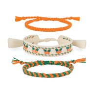 Trio de bracelets coton tissé orange uni, beige à motif papillons orange, et vert-orange tressé avec pampilles.