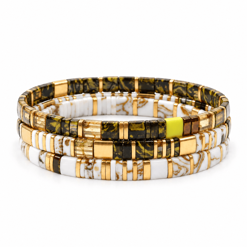 Trio de bracelets Masata Multicolore empilé et resserré posé de face sur fond blanc