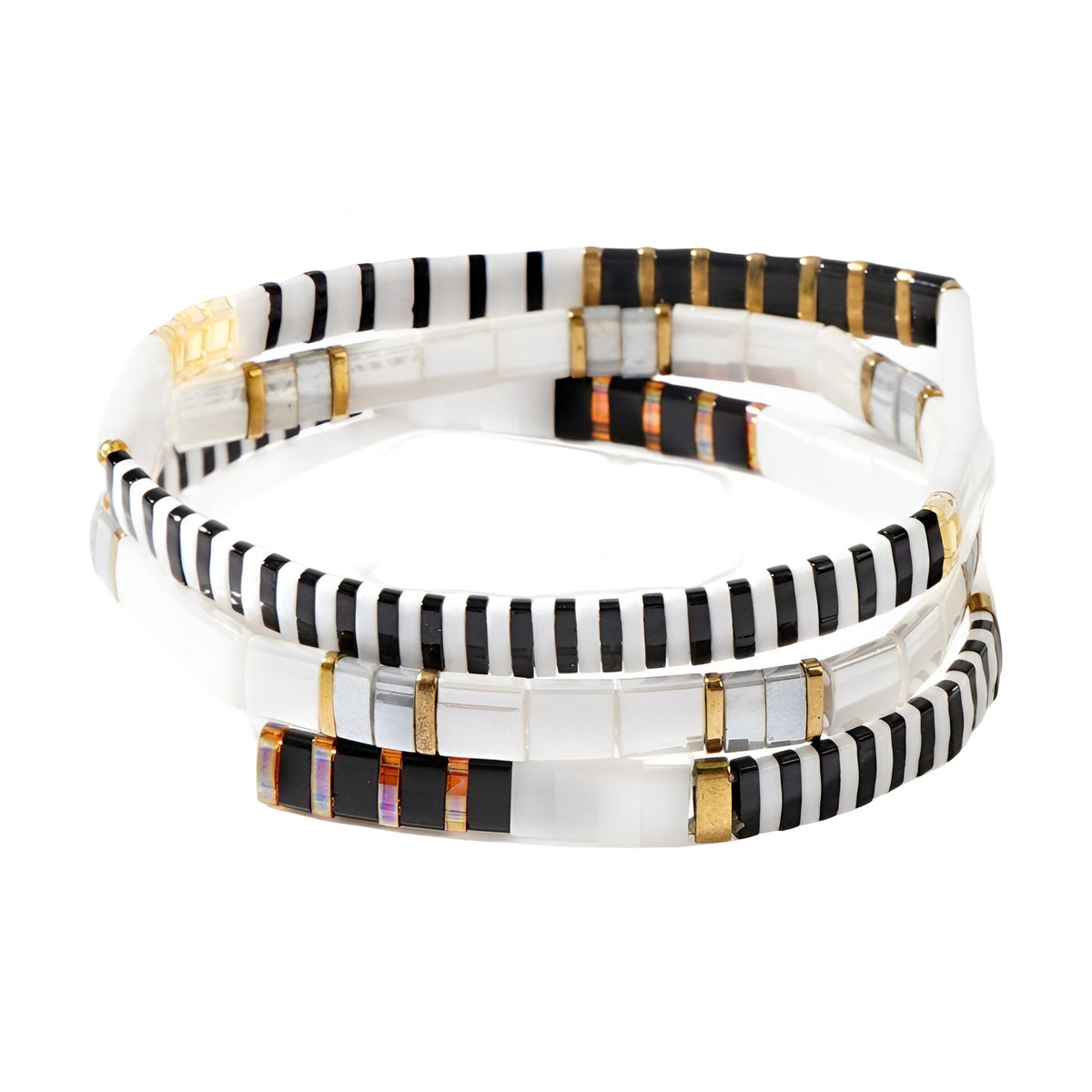 Trio de bracelets blancs en perles du Japon avec fils noirs, dorés et cuivrés entrelacés.