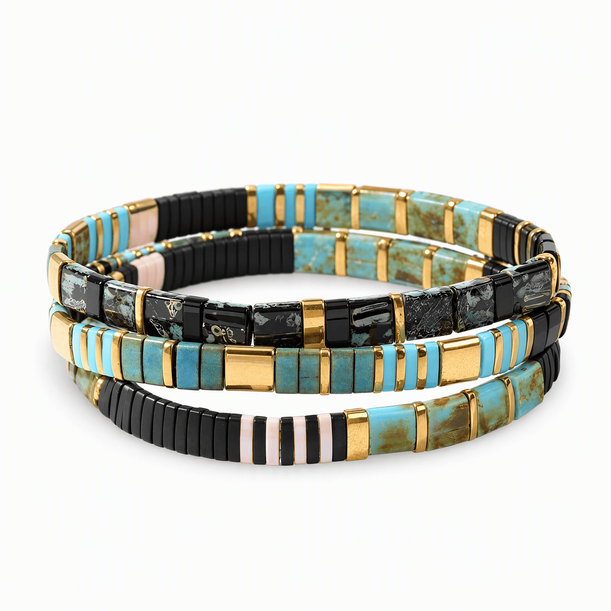 Trio de bracelets Nikia Multicolore empilé posé de face sur fond blanc