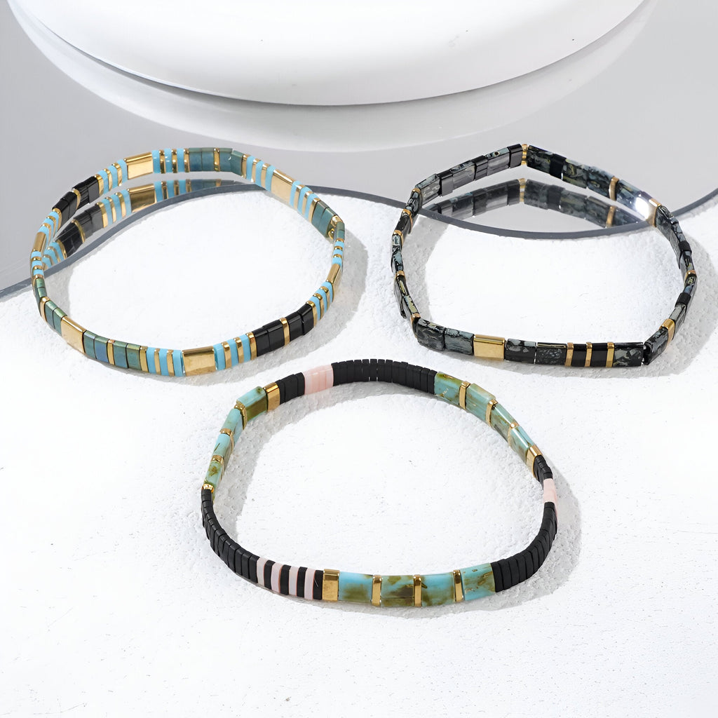 Trio de bracelets en perles japonaises multicolores avec motifs géométriques dorés, style Nikia.