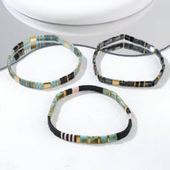 Trio de bracelets en perles japonaises multicolores avec motifs géométriques dorés, style Nikia.