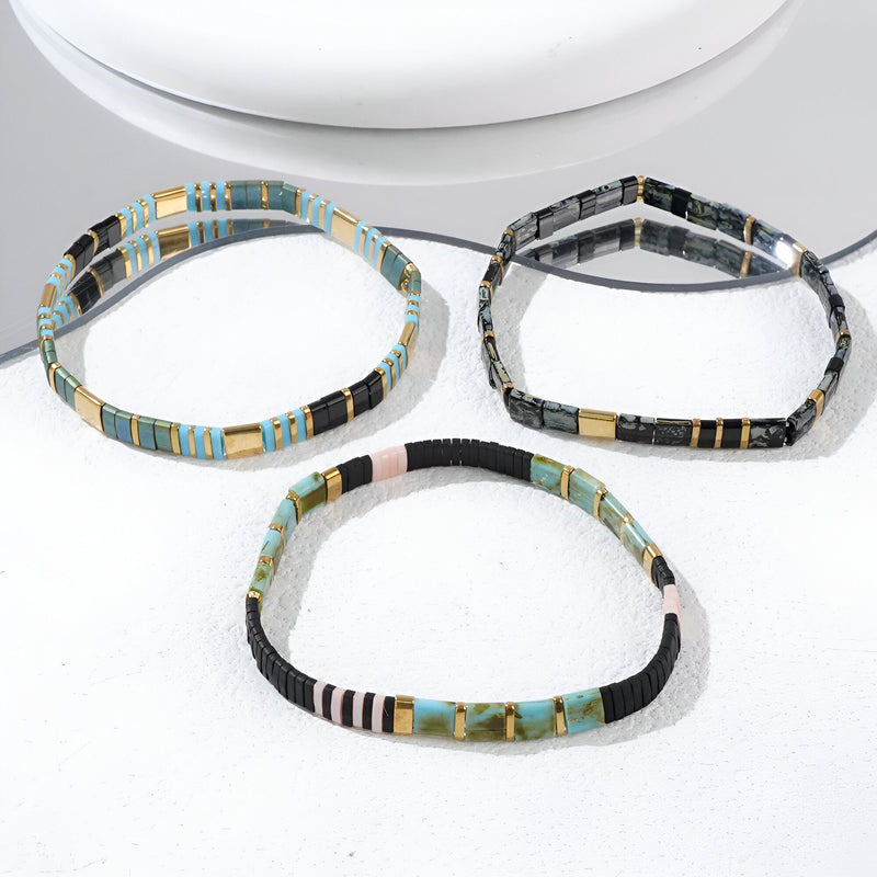 Trio de bracelets en perles japonaises multicolores avec motifs géométriques dorés, style Nikia.