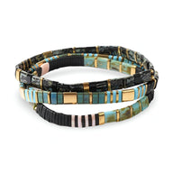 Trio de bracelets en perles multicolores noir, turquoise, or et rose pâle, style ethnique et moderne.