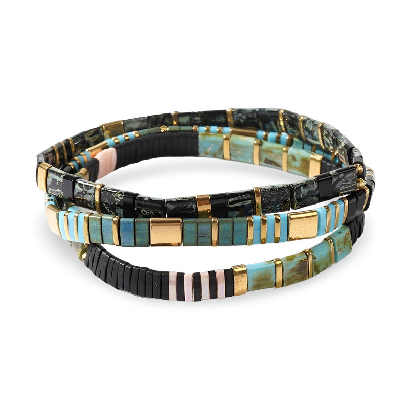 Trio de bracelets en perles multicolores noir, turquoise, or et rose pâle, style ethnique et moderne.