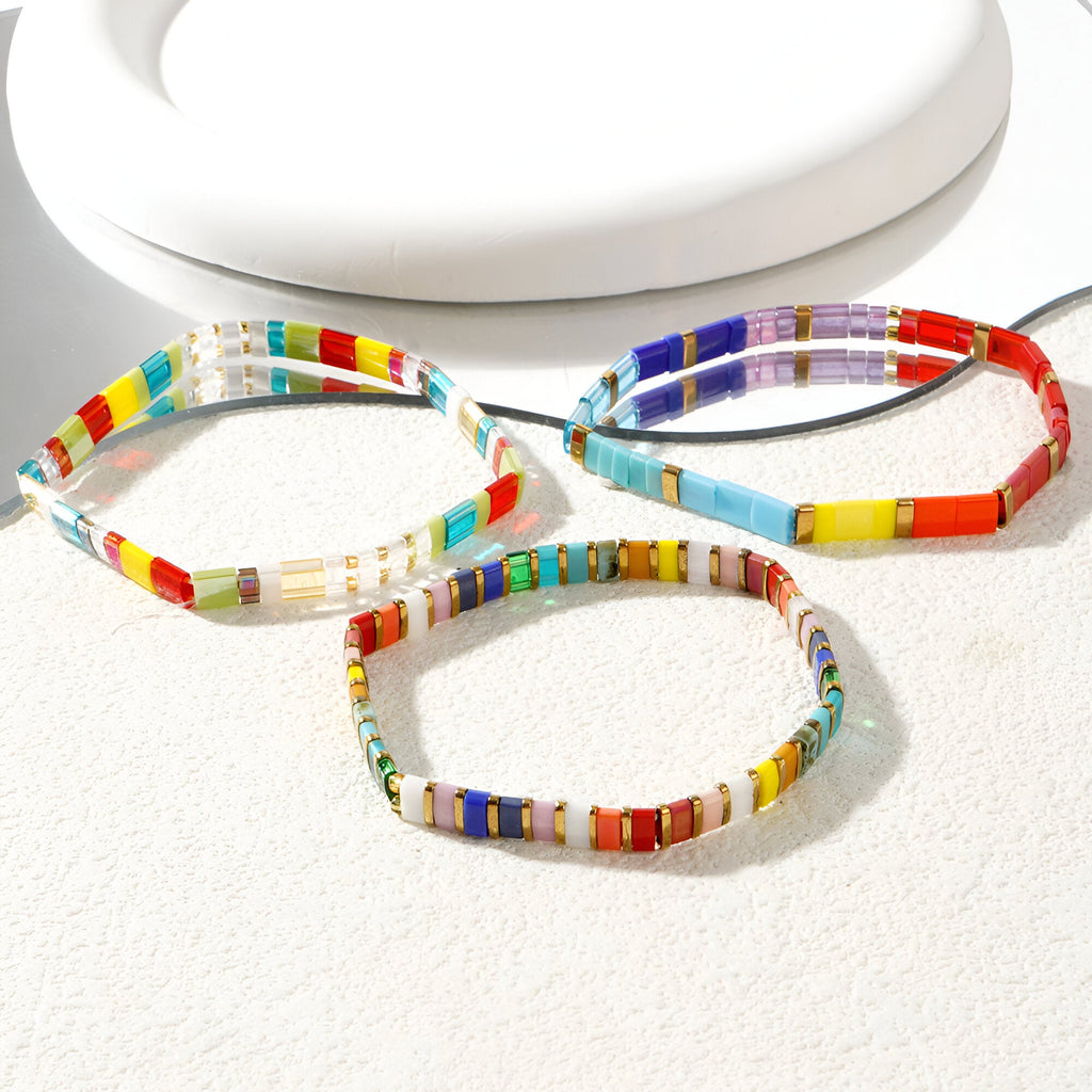 Trio de bracelets multicolores en perles japonaises aux motifs variés pour femme.