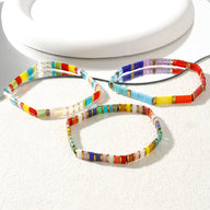 Trio de bracelets multicolores en perles japonaises aux motifs variés pour femme.