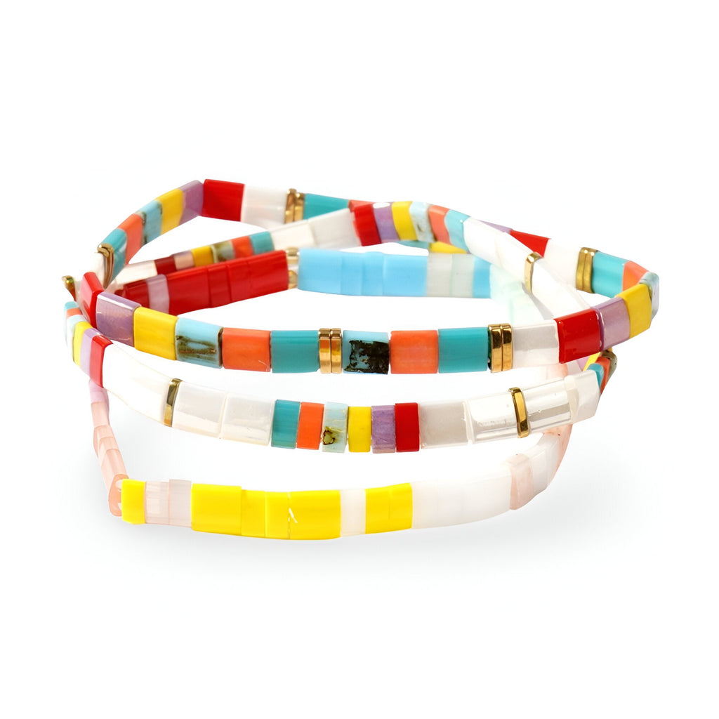 Trio de bracelets en perles multicolores japonais, tons jaunes, rouges, turquoise et blancs, détails dorés.