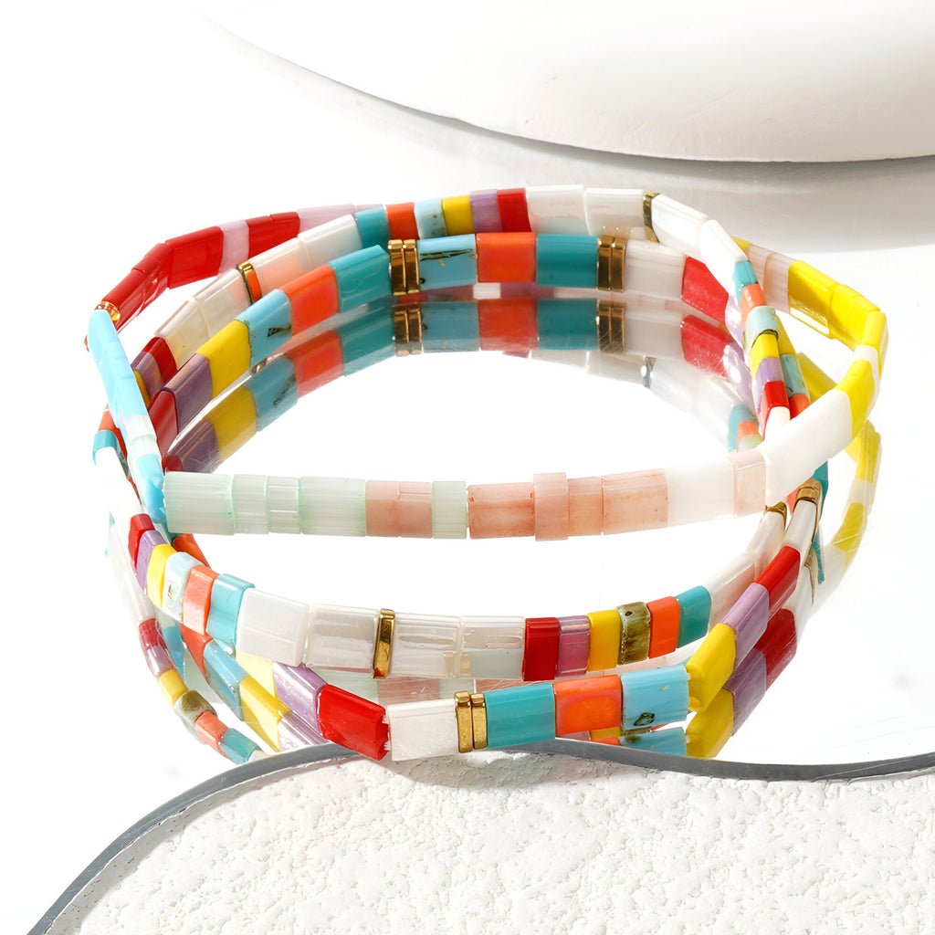 Trio de bracelets en perles multicolores du Japon avec fines barres dorées pour femme.