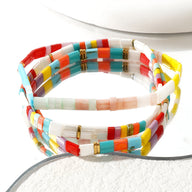 Trio de bracelets en perles multicolores du Japon avec fines barres dorées pour femme.