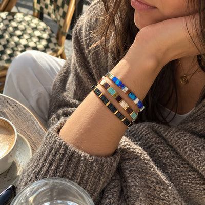 Trio de bracelets en perles du Japon Tila, couleurs minérales et touches dorées, modèle Kamitsu