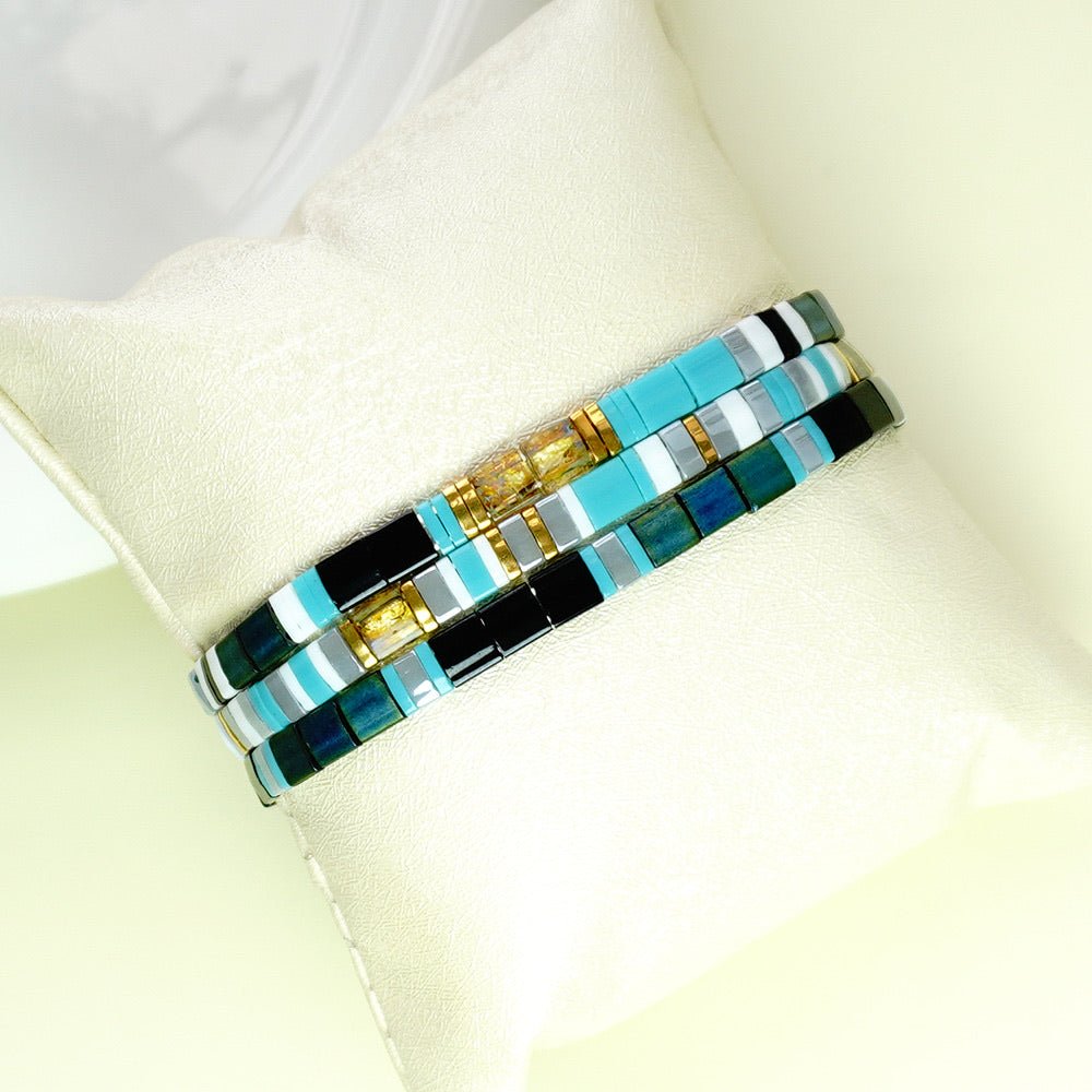 Trio de bracelets en perles Tila, turquoise intense, noir profond, éclats dorés, modèle Usiki