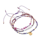 Trio de bracelets violets en pierres naturelles avec breloques dorées et cordons réglables.