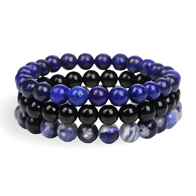 Trio de bracelets en pierres naturelles bleu lapis-lazuli, sodalite et onyx noir, style mixte.