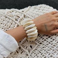 Trio de bracelets en résine, chic, effet marbre et ivoire, large à superposer, modèle Zanita - La Boutique du Bracelet