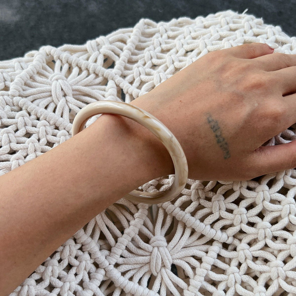 Trio de bracelets en résine, chic, effet marbre et ivoire, large à superposer, modèle Zanita - La Boutique du Bracelet