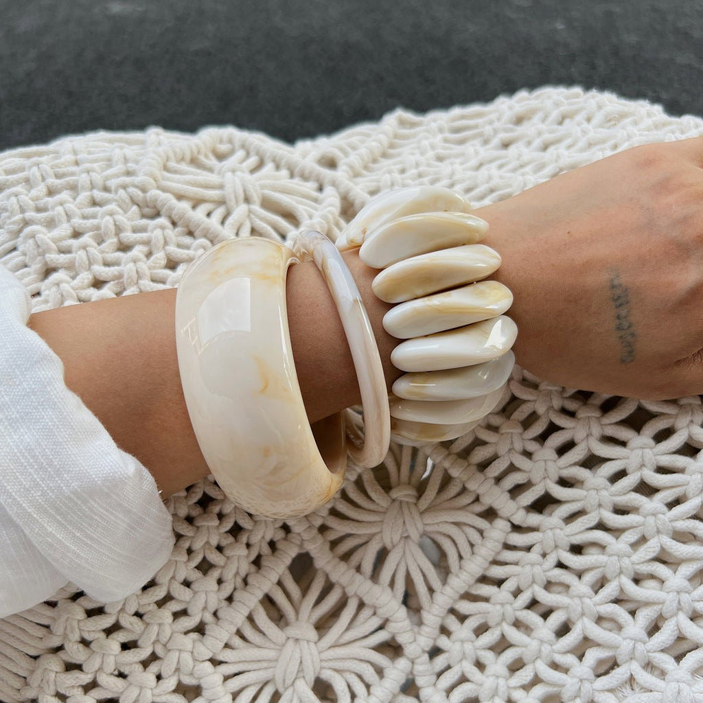 Trio de bracelets en résine, chic, effet marbre et ivoire, large à superposer, modèle Zanita - La Boutique du Bracelet