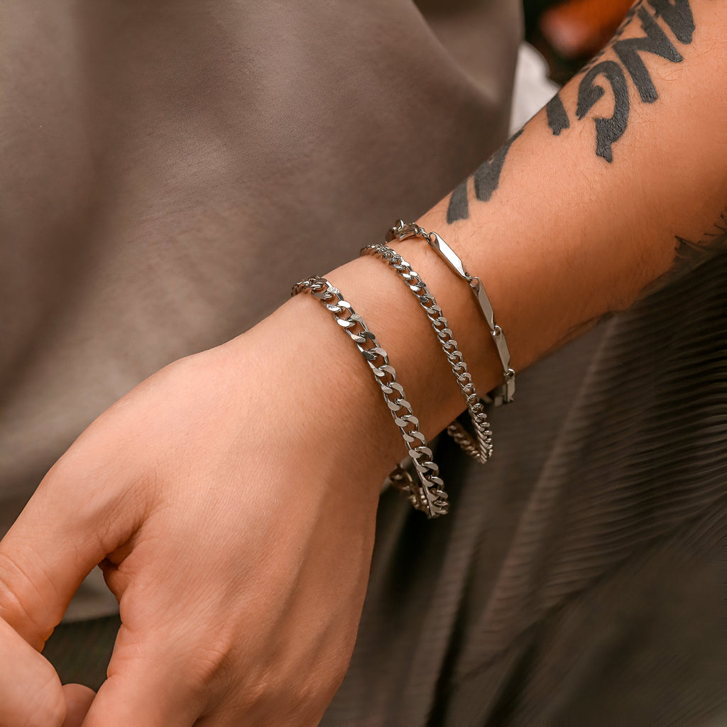 Trio de bracelets maille en titane argenté pour homme, modèle Antone, porté au poignet.