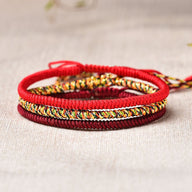 Trio de bracelets tibétains rouges en fil ciré avec détails tissés multicolores, modèle Alkan.