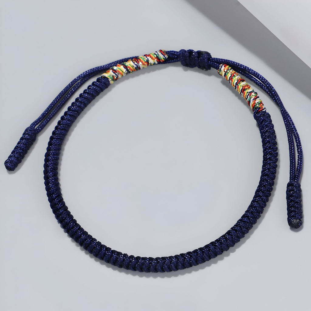 Trio de bracelets tibétains bleu en corde tressée avec détails en cuivre, modèle Dolma pour femme.