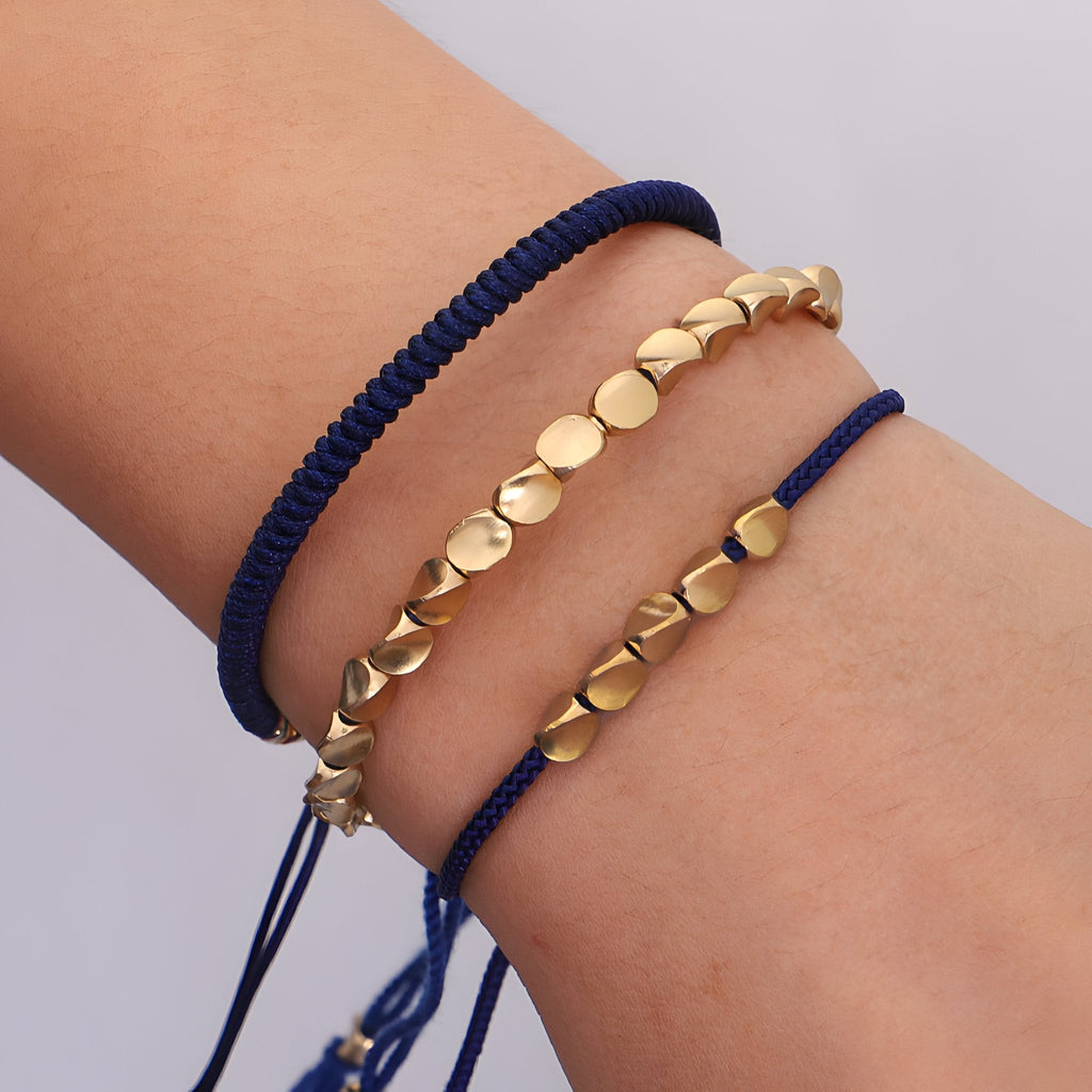Trio de bracelets tibétains bleu en corde tressée et perles cuivre doré pour femme.