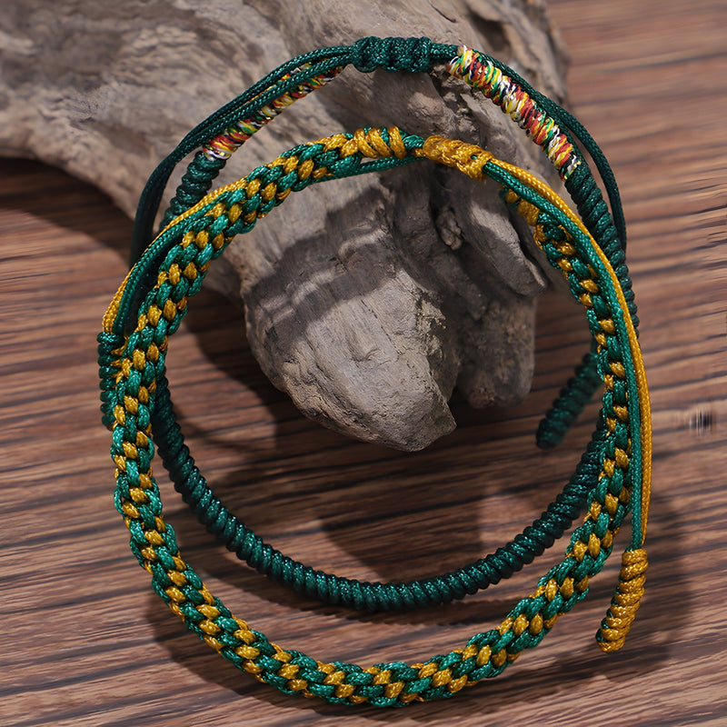 Trio de bracelets tibétains en corde verte et jaune avec détail en cuivre, style porte-bonheur.