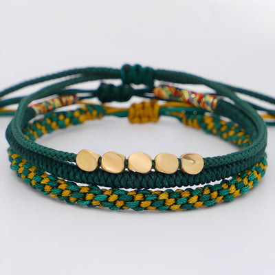 Trio de bracelets tibétains verts en corde tressée et cuivre doré pour femme.