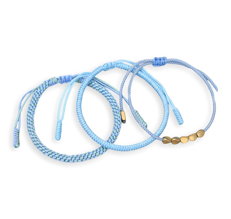 Trio de bracelets tibétains en corde bleu clair avec perles en cuivre pour femme.