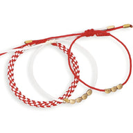 Trio de bracelets tibétains en corde rouge et blanche avec perles en cuivre doré.