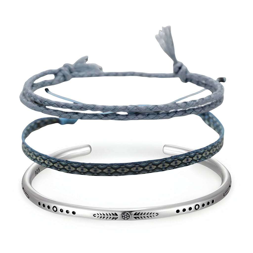 Trio de bracelets tibétains pour homme en coton gris, corde bleue tissée et bracelet argenté gravé.