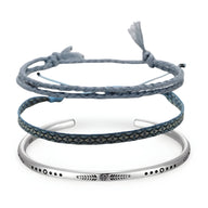 Trio de bracelets tibétains pour homme en coton gris, corde bleue tissée et bracelet argenté gravé.