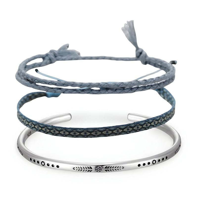 Trio de bracelets tibétains pour homme en coton gris, corde bleue tissée et bracelet argenté gravé.