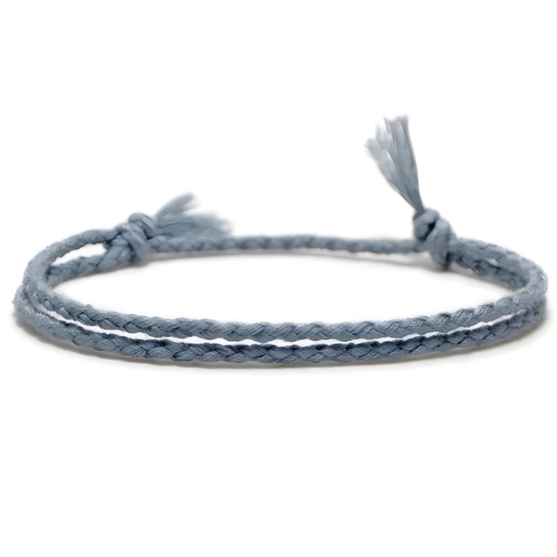 Trio de bracelets tibétains gris en coton tressé avec nœuds coulissants et fils effilochés.