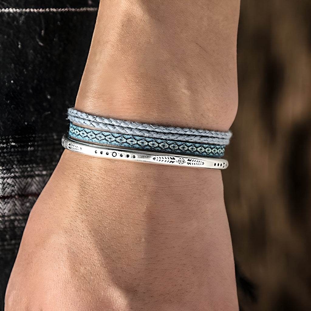 Trio de bracelets tibétains pour homme en coton bleu et gris avec fine bande en argent gravée.