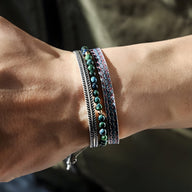 Trio de bracelets tibétains homme en lapis lazuli, argent et cordon coloré tressé.