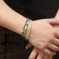 Trio de bracelets tibétains pour homme en agate verte, perles fines et détails argentés.