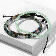 Trio de bracelets tibétains pour homme en agate verte et fils tissés multicolores avec fermoirs coulissants noirs.