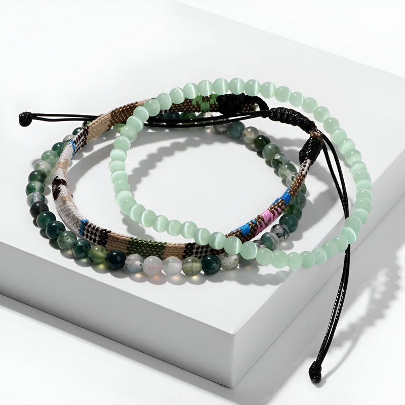 Trio de bracelets tibétains pour homme en agate verte et fils tissés multicolores avec fermoirs coulissants noirs.