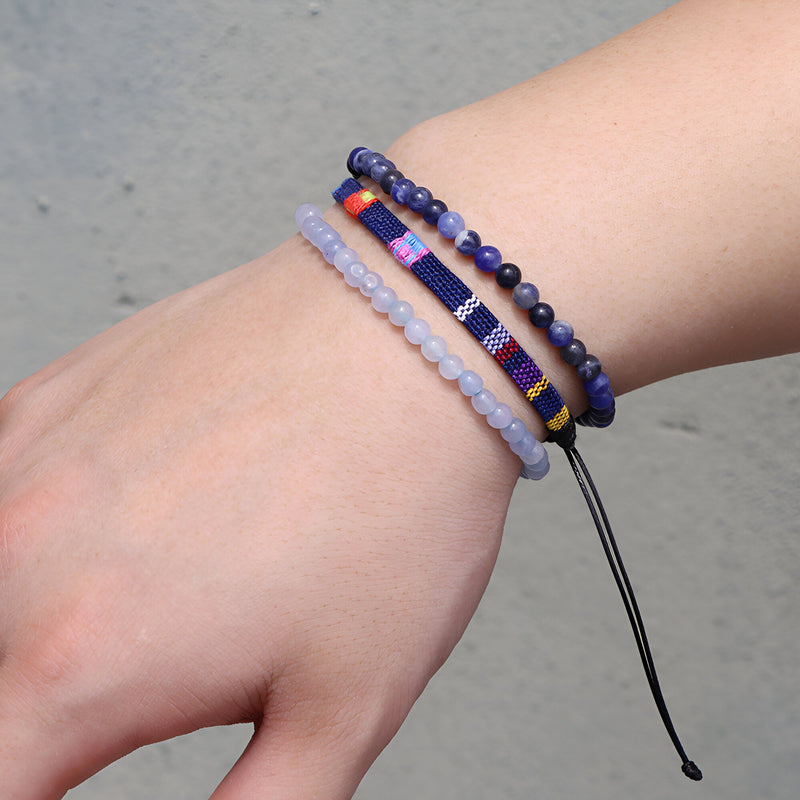 Trio de bracelets tibétains homme en perles de calcédoine bleue et fils tressés bleu et violet.