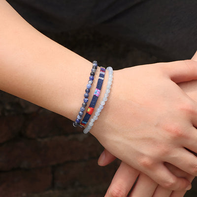 Trio de bracelets tibétains homme en calcédoine bleue avec perles et détails multicolores.