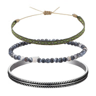 Trio de bracelets pour homme avec perles en agate grise, tresse verte et bracelet argent à motif chevrons.