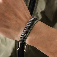 Trio de bracelets homme en argent et agate verte avec motif tressé et détail tissé noir et vert.