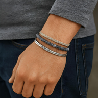 Trio de bracelets tibétains pour homme en argent brossé et perles d'agate grise marbrée.